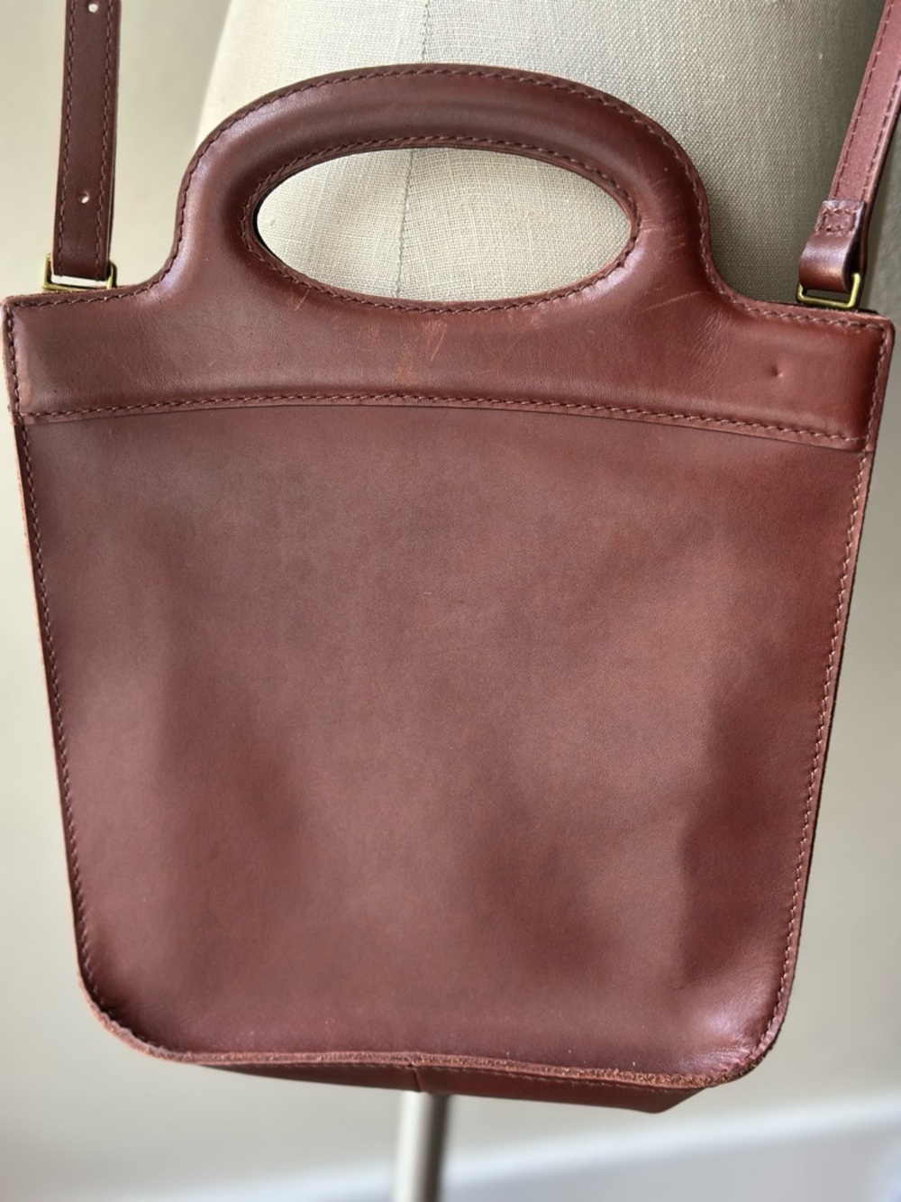 Madewell The Toggle Crossbody Bag in Cherry Wood Leather - Picture 6 of 11